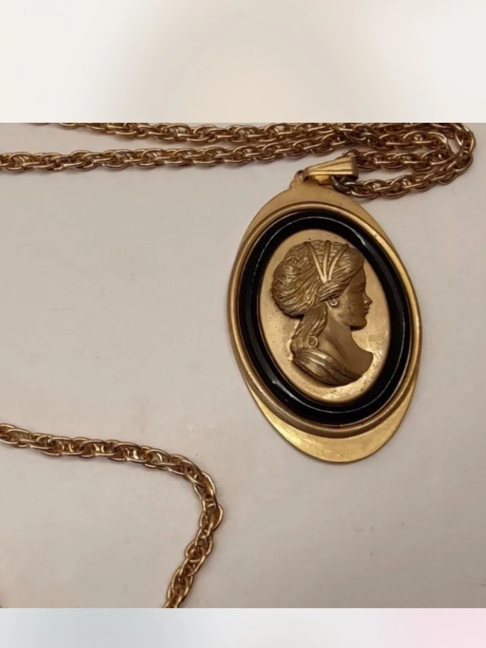 Vintage Avon kamee pendent with chain. 1970
